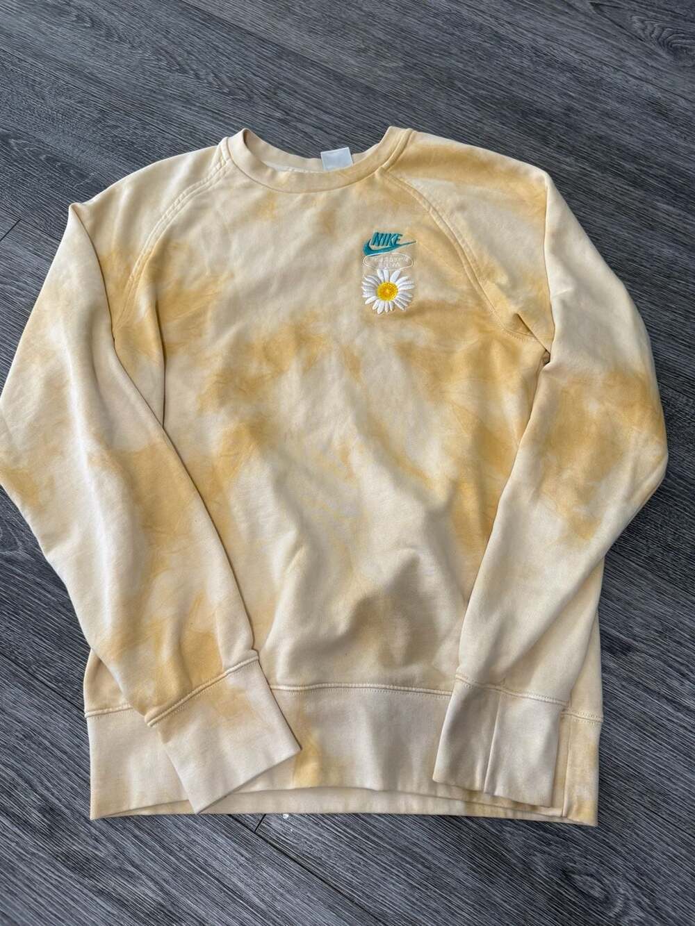 Nike Sportswear Good Vibes Crewneck Sweatshirt Daisy Tie Dye Sanded Gold